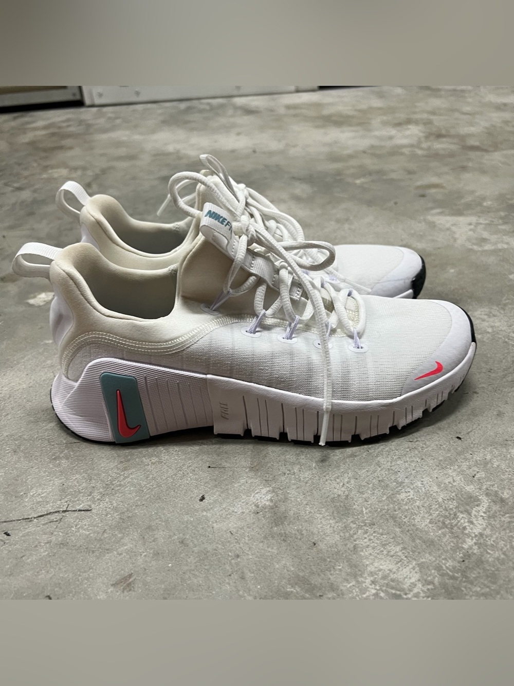 Nike Women’s White Athletic Sneakers with Pink Accents - Picture 4 of 8